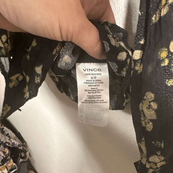 Vince Silk Floral Black Blouse SP - Picture 4 of 7
